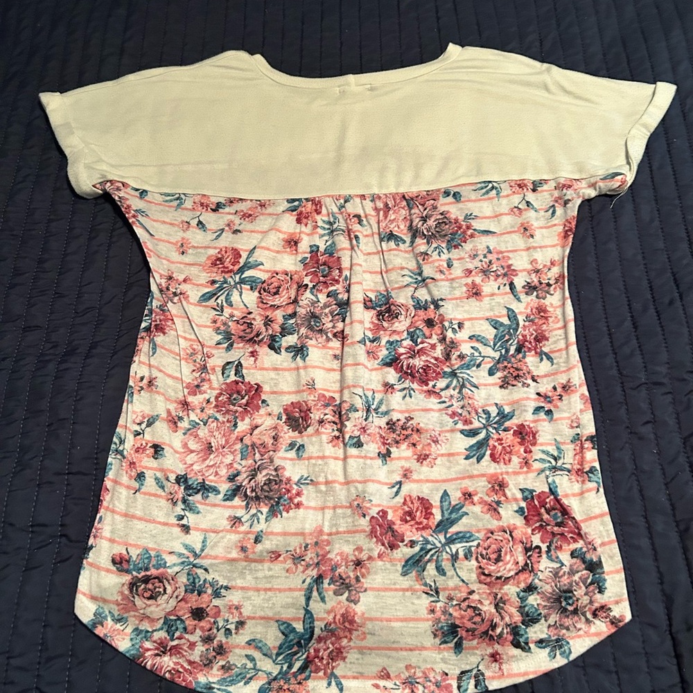 Color block Floral tee with cute tie detail at bottom